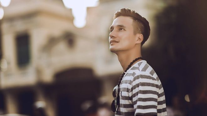 Nhìn anh chàng có vẻ đẹp lai Tây này, có ai nghĩ đó là 'ca sĩ' Lệ Rơi?