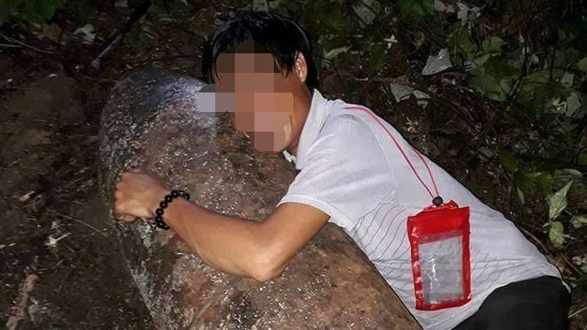 Phát hiện bom 'khủng' người đàn ông lao vào ôm để chụp ảnh 'tự sướng'