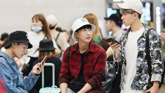 MONSTAR khoe vẻ điển trai hút mắt tại sân bay, lên đường sang Hàn Quốc hội ngộ MAMAMOO