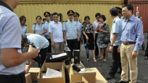 Phát hiện 10 container giày Adidas và Converse giả