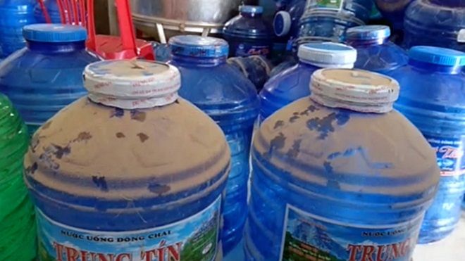 Rùng mình xem quy trình sản xuất nước tinh khiết đóng chai