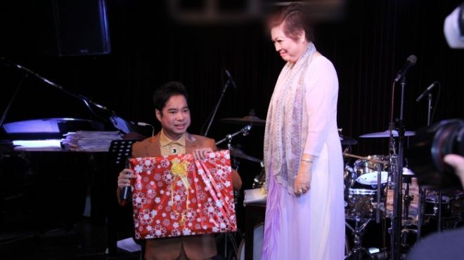 Ngọc Sơn quỳ gối trên sân khấu, dành tặng mẹ món quà đặc biệt