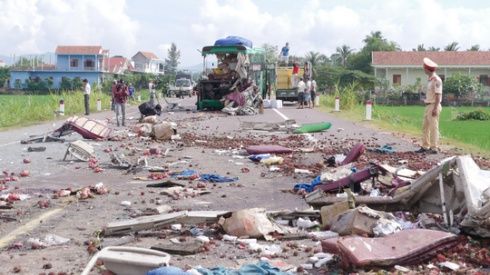 2 ô tô tông nhau, 5 người trên xe khách tử vong tại chỗ