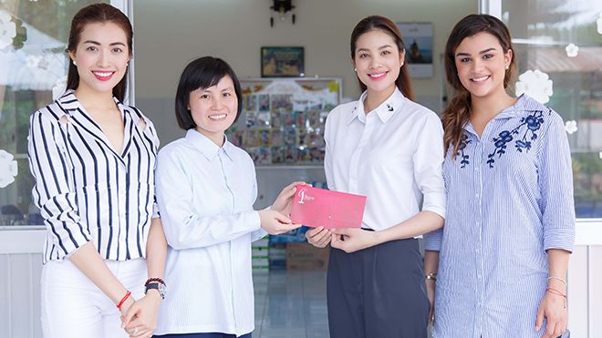 Phạm Hương giản dị đi từ thiện cùng Hoa hậu Dominican và Lệ Hằng