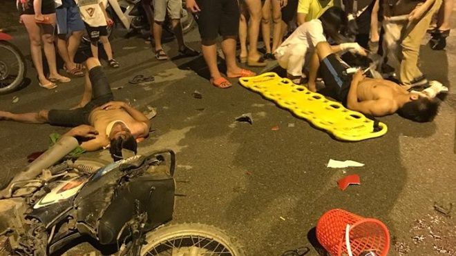 Hai thanh niên say rượu gây tai nạn, 4 người bị thương trong đó có một bà bầu nguy kịch
