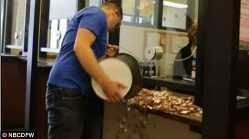 Bất mãn với tòa án, lập trình viên người Mỹ mang hai xô tiền xu đi nộp phạt