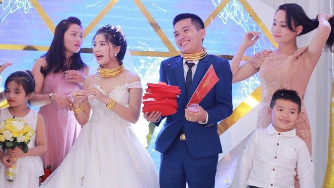 Đám cưới tiền tỷ của con cưng đại gia Nghệ An: Quà cưới là xế khủng, biệt thự, vàng đeo 'trẹo' cổ