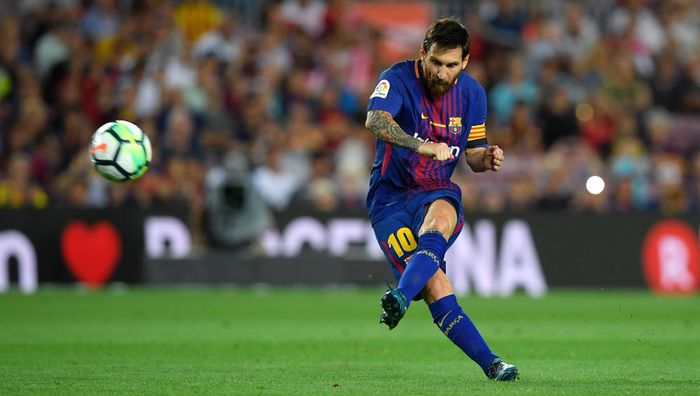 Messi có 'hat-trick' cột dọc, Barca mở màn suôn sẻ