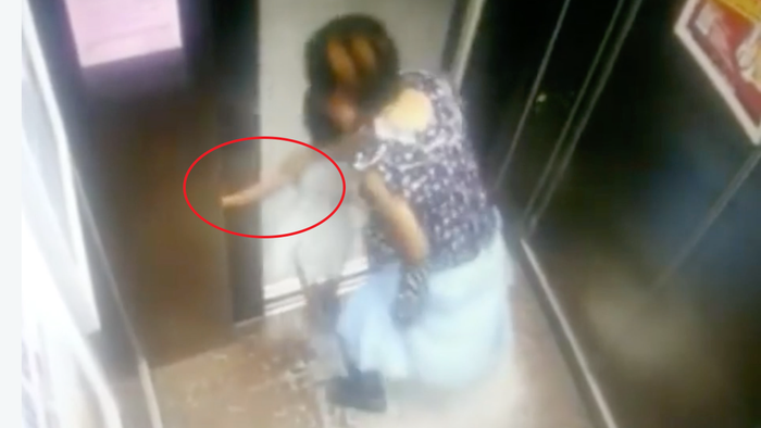 Clip: Mẹ mải mê dùng điện thoại, con gái bị kẹt bàn tay vào cửa thang máy