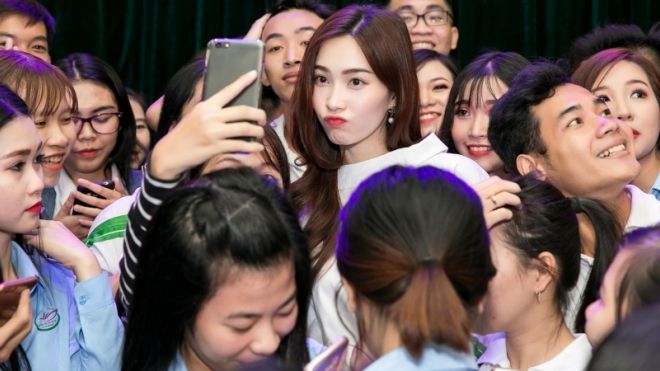 Về trường cũ tặng học bổng, Hoa hậu Thu Thảo bị sinh viên 'quây kín'