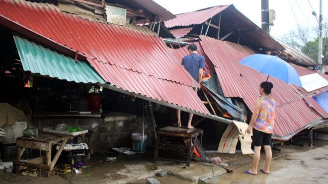 Một người chết, 800 ngôi nhà bị sập đổ và hư hỏng do bão số 6