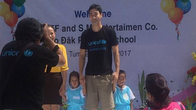Siwon giản dị vui đùa với các em nhỏ tại Kon Tum