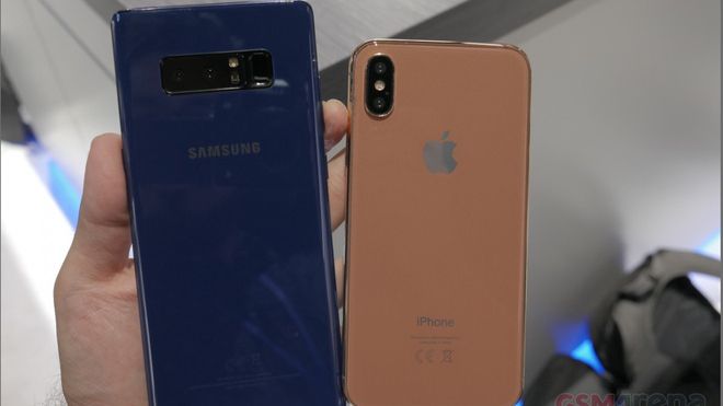 Lộ ảnh thực tế Samsung Galaxy Note 8 sánh đôi cạnh iPhone 8: Khác biệt một trời một vực!