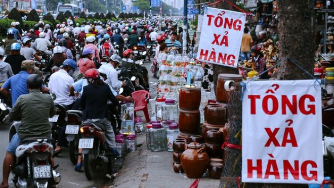 Hàng chục gian hàng gần sân bay Tân Sơn Nhất ồ ạt thanh lý chó, gà, cây cảnh, giao thông Sài Gòn hỗn loạn