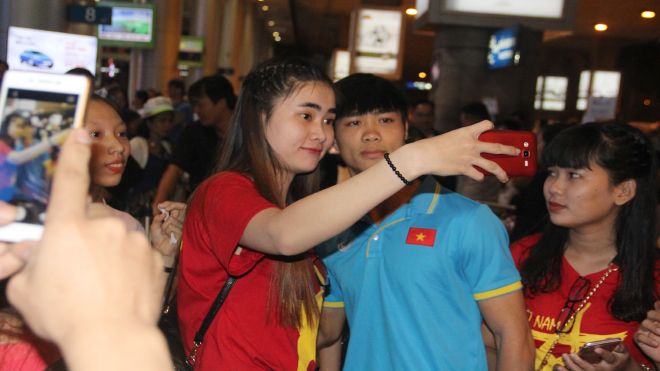 Dàn người đẹp ôm, an ủi Công Phượng và đồng đội ngày về nước