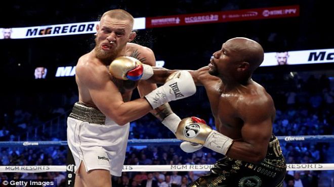 Mayweather tung 'mưa đòn' hạ Knock-out 'gã điên' McGregor
