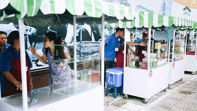 Phố hàng rong chính thức hoạt động, nhiều người dân vỡ òa trong bỡ ngỡ