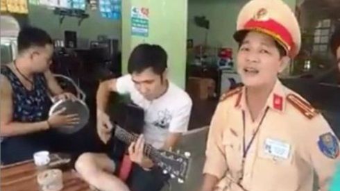 Xôn xao clip trung tá CSGT hát cùng người vi phạm