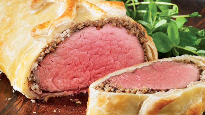 Bò Wellington - Nét tinh tế của ẩm thực châu Âu gói gọn dưới lớp bột ngàn lớp óng ánh