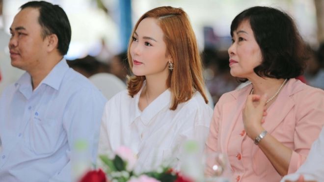 Lịch trình dày đặc, Minh Hằng vẫn rạng rỡ trao quà cho các em học sinh nghèo vượt khó