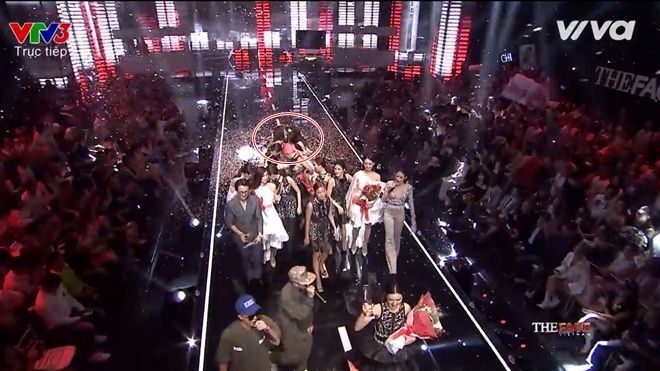 Bạn sẽ rất tiếc nếu bỏ qua khoảnh khắc Tú - Thùy ôm chặt Lan Khuê chúc mừng, nhảy nhót tưng bừng thế này nữa!