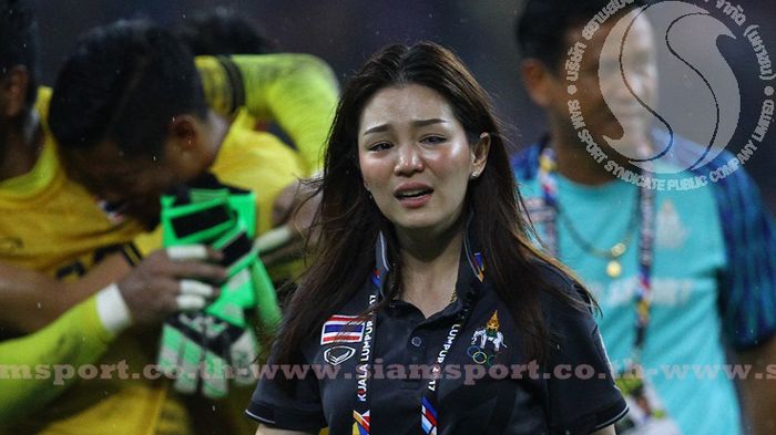 Trưởng đoàn xinh đẹp òa khóc khi Thái Lan vô địch SEA Games