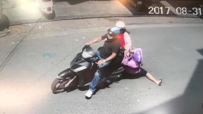 Cặp đôi đi SH giật túi xách giữa phố cổ Hà Nội