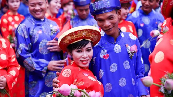 Chú rể bật khóc vì hạnh phúc trong Lễ cưới tập thể của 100 đôi uyên ương ở Sài Gòn