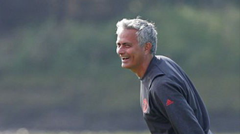 Hài hước: Mourinho xỏ găng bắt gôn, ăn thẻ vàng vì câu giờ