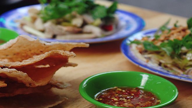 Cả ẩm thực xứ Quảng thu nhỏ lại bởi chợ 'Bà Hoa'