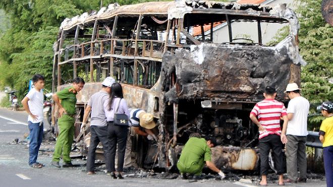 Hàng chục hành khách la hét trong ôtô giường nằm bốc cháy