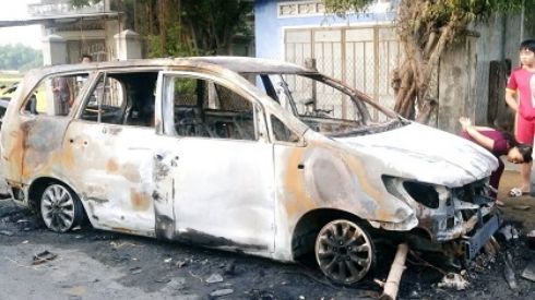 Hai nhóm thanh niên hỗn chiến, phóng hỏa đốt xe Innova