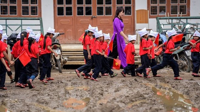 Lễ khai giảng ở vùng rốn lũ đau thương