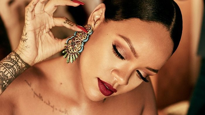 Rihanna xác nhận con cưng '40 sắc thái', chị em đã cạn túi còn phải lựa mỏi cả tay