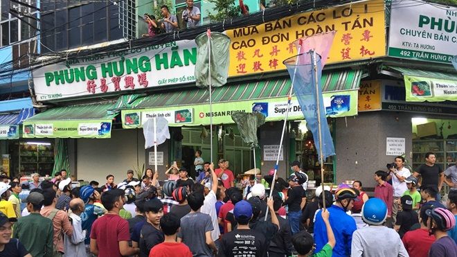 Hàng trăm người tranh nhau vác thùng xốp, bao tải, vợt… hứng tiền cúng cô hồn