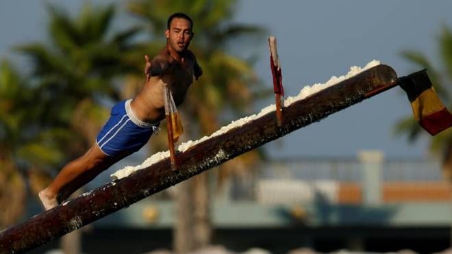 Leo lên thân cây gỗ đầy mỡ trong lễ hội ở Malta, bạn dám không?