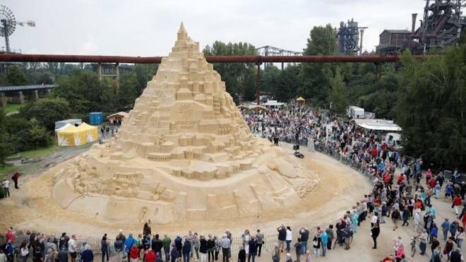 Choáng ngợp với lâu đài cát cao nhất thế giới