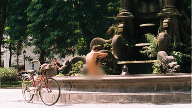 Xôn xao hình ảnh người đàn ông hồn nhiên 'tắm tiên' trong công viên tại Hà Nội
