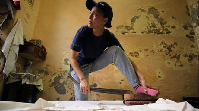 Người phụ nữ dùng chân 'ủi quần áo' tại Ai Cập