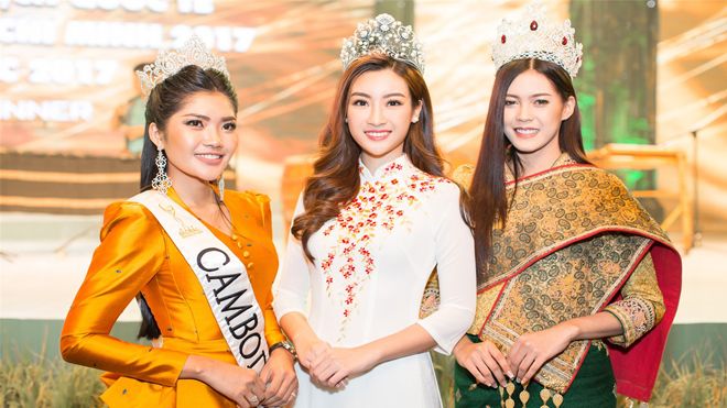 Hoa hậu Mỹ Linh tự tin đọ dáng cùng Hoa hậu Lào và Campuchia