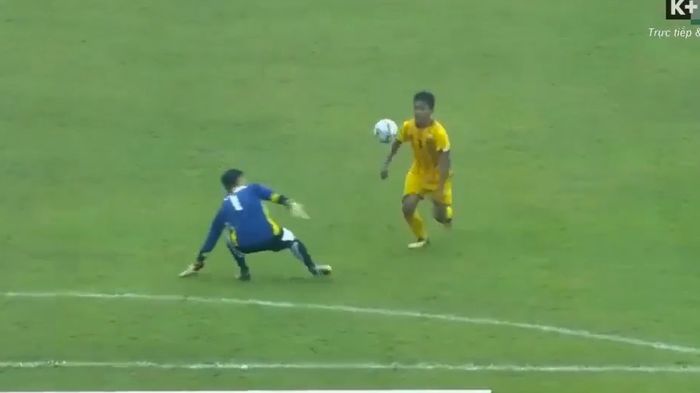 Thủ môn Việt Nam mắc sai lầm hài hước biếu không bàn thắng cho Brunei