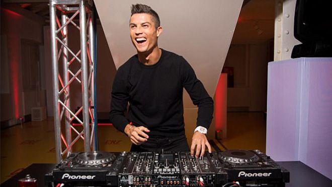 CR7 trổ tài làm DJ trong ngày ra mắt nước hoa CR7