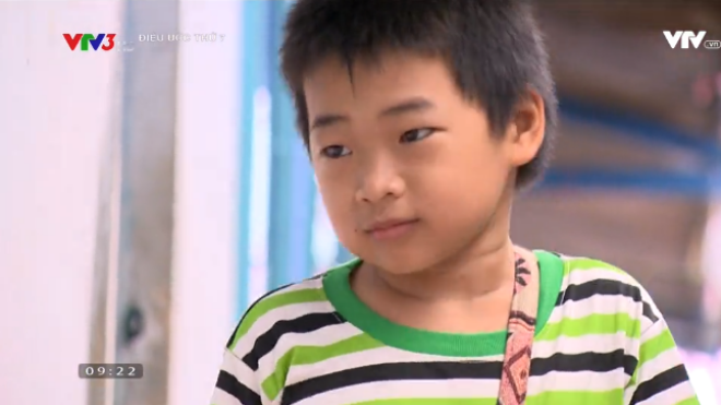 Chuyện đời của cậu bé khuyết tật, mồ côi cha, biết tính tiền vé số trước cả đánh vần tên