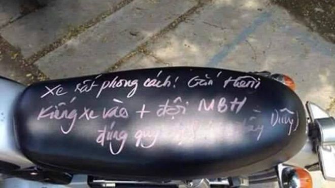 Đổ rầm rầm với thầy giáo 'nhây' nhất hệ mặt trời nhất quyết bắt học sinh gắn kính chiếu hậu cho xe