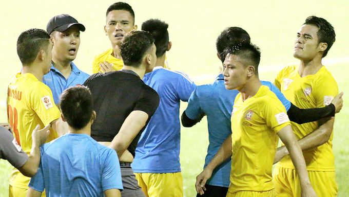 Đặng Văn Lâm và những lần bị đồng đội rượt đánh