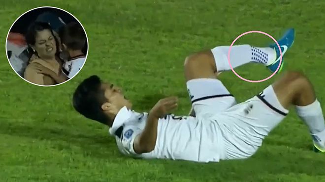 Người mẹ òa khóc nức nở khi thấy con trai bị 'đốn' gãy chân trên sân bóng