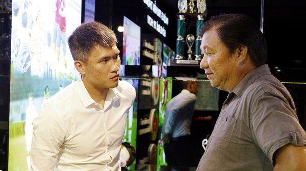 Công Vinh hào hứng đưa các cựu danh thăm phòng truyền thống bóng đá TP.HCM