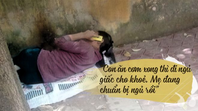 Người mẹ nằm ngủ trên vỉa hè và cuộc điện thoại đầy xúc động