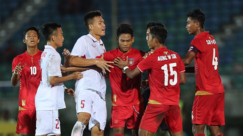 Rợn người trước pha 'chém đinh chặt sắt' của U18 Myanmar với cầu thủ Việt Nam