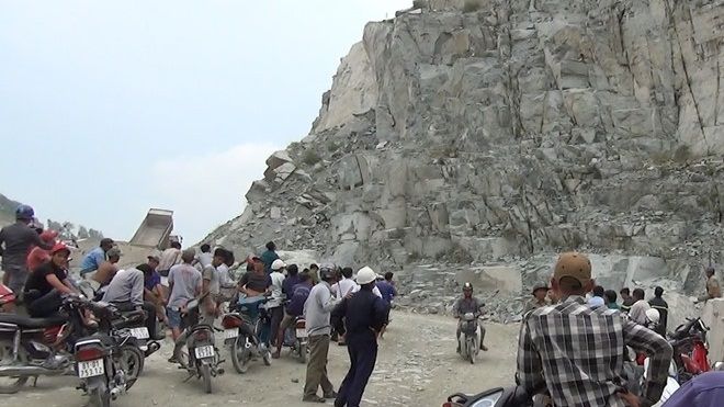 Thanh niên 25 tuổi cố thủ suốt 5 giờ trên vách đá cao 50m